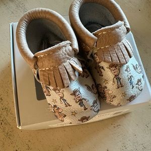 Freshly Picked Woody City Moccs size 2